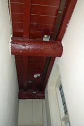 <p>De verdiepingsbalklaag van Papenstraat 11-13 in de gang naast de opkamer. </p>
